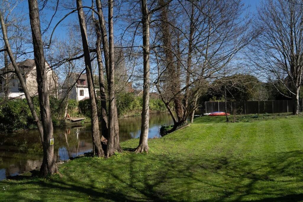 Surrey Hills Escape: Riverside Walks & Quick Links Годалминг Екстериор снимка