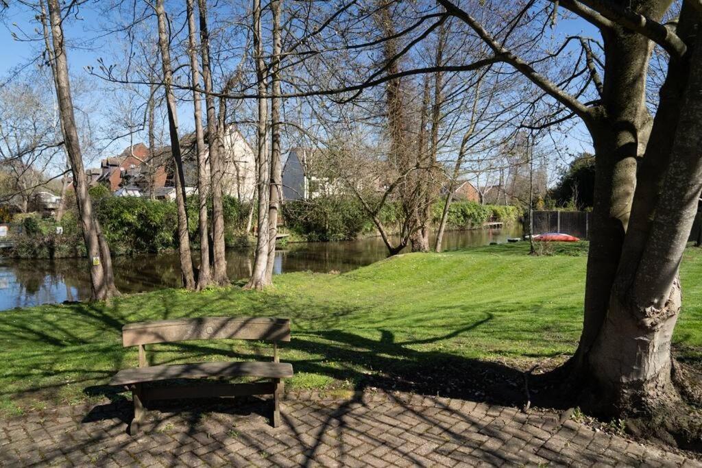 Surrey Hills Escape: Riverside Walks & Quick Links Годалминг Екстериор снимка
